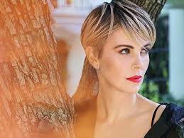 Puntiamo sul trend della tinta grigio cenere e platino per dare un tocco . Tagli Capelli Corti E Colpi Di Sole Come Charlize Theron Benventuta Estate Vanity Fair Italia