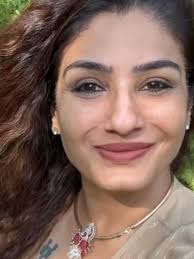 We often share videos of Madhuri, founder of Tea Rose Trunk, empowering  women as she gracefully drapes herself in her twin sister, Suman Bajaj's  signature, 20-second designer sarees. Today, we're proud to