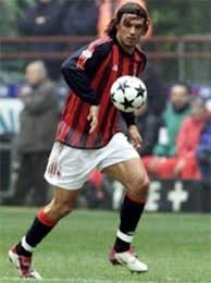 Paolo maldini é um símbolo do período aúreo do clube rossonero. Paolo Maldini Verlangert Beim Ac Milan Internationaler Fussball Kicker