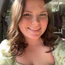 Sarah Grimsley's Instagram, Twitter & Facebook