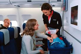 نقل الأطفال على متن الطائرة وأغذية الأطفال في حقائب اليد وكيف يحمل الأطفال الرحلة وماذا سيأخذون على متن الطائرة وعدد سنوات الطيران مجان ا