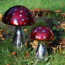 Des Champignons Qui Ont Du Style Champignon Deco Jardin Jardins