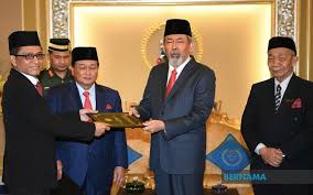 Pembubaran itu diumumkan oleh ketua menteri mohd shafie (tengah) menunjukkan surat perkenan daripada yang dipertua negeri sabah, tun juhar mahiruddin mengenai pembubaran dun sabah. Bernama Ahmad Din Dilantik Ketua Hakim Syarie Negeri Sabah