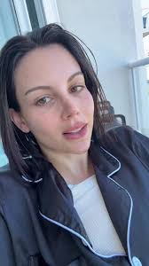 Le Aumentan El Escote A Melodie