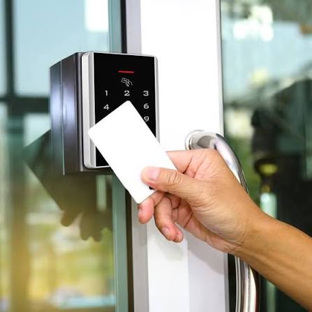 Cititor AccessGuard™ montat la intrare