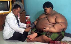 Se duce singură, la 7 ani, să ia 5 litri de cola pe zi, şi kilograme de mâncare şi dulciuri? Stiri Acasa Ro