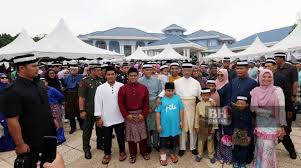 Ayahnya bernama abdul aziz, putra khalifah dikisahkan, suatu malam, umar bin abdul aziz terlihat sibuk merampungkan sejumlah tugas di ruang kerja istananya. Lebih 7 000 Rakyat Hadir Rumah Terbuka Yang Di Pertuan Agong