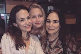 She is one of the most famous actresses in brazilian show business.citation needed. Gabriela Duarte Fala Da Estreia Da Filha Manuela Goldflus No Teatro Patricia Kogut O Globo