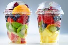 Une Salade De Fruits Desserts Et Regime C Est Oui Avec Ces Recettes A Moins De 300 Calories Recette Salade De Fruits Salade De Fruits Moins De 300 Calories