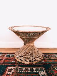 Vintage Rattan Hourglass Side Table W Glass By Tresorcru On Etsy Mit Bildern Schlafzimmergestaltung Rattan Landhausstil