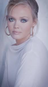 Throwing it back to a stunning fall glam 🍂✨ Nothing says ‘Hello, Fall’  like these bold blue eyes and flawless skin! 🔥 Watch me work some  magic—who’s ready to play with color this season? #TBT ...