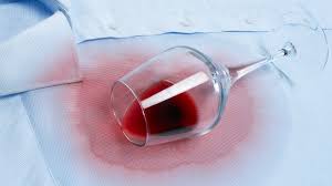 Von all den lebensmitteln, die teppiche und textilien verschmutzen, ist der rotwein besonders schlimm. Rotweinflecken Entfernen Die Besten Hausmittel Und Tricks