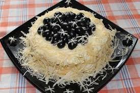 vam potrebuetsya 200 gr varenoj kuricy 3 varenyh yajca 80 gr syra 40 gr greckih orehov vinograd bez kostochek majonez sol p eda prostye recepty kulinariya