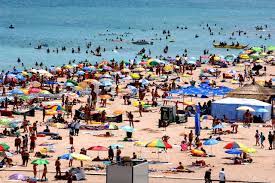 Situat in centrul statiunii mamaia, la doar 50 m de plaja, complexul mediteranean mamaia ofera 25.000 mp de confort si distractie. S A Dat Startul La Litoralul Pentru ToÈi Cat CostÄ O Noapte De Cazare La Mamaia Capital