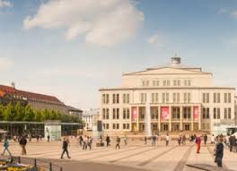 تجذب مدينة لايبزيغ بشكل خاص الشباب والمبدعين، حيث أن أسعار السكن فيها مازالت معتدلة، مما يتيح للعديد من سكانها البالغ عددهم 602000 نسمة استثمار النقود في. Ø§ÙØ³ÙØ§Ø­Ø© ÙÙ ÙØ§ÙØ¨Ø²ÙØº Ø§ÙÙØ§ÙÙØ§ Ø§ÙÙØ³Ø§ÙØ±ÙÙ Ø§ÙØ¹Ø±Ø¨