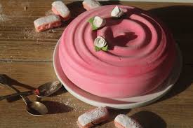 Rose Bonbon Entremets Mousse Coco Insert Fraise Recette Recette Avec Des Fraises Mousse Noix De Coco Gateaux Et Desserts
