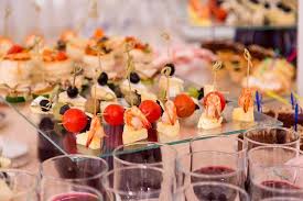 Los canapes, esa entrada que todo el mundo utiliza cuando hay una comida importante para que los su preparación es sencilla, y con los que os vamos a enseñar a hacer vuestros invitados preparación de canapes. Canapes Frios Recetas Faciles Y Sencillas