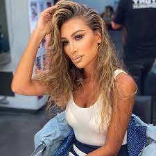 وظهرت مايا دياب في مقطع الفيديو وهي … ÙÙŠ Ø¹ÙŠØ¯ Ù…ÙŠÙ„Ø§Ø¯ Ù…Ø§ÙŠØ§ Ø¯ÙŠØ§Ø¨ Ø§Ù„Ù€40 Ù†Ø³ØªØ¹ÙŠØ¯ Ø£Ø¨Ø±Ø² Ø¥Ø·Ù„Ø§Ù„Ø§ØªÙ‡Ø§ Ø§Ù„Ø¬Ù…Ø§Ù„ÙŠØ© Vogue Arabia