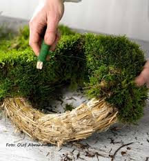 Met Mos Maak Je Echt Prachtige Natuurlijke Herfst En Winter Decoratie Voor In Huis Bekijk Alle Voorbeelden Zel Kerstkransen Kerst Bloembakken Deco Kransen