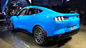 Der aus zwei elektromotoren bestehende allradantrieb liefert 358 kw (487 ps) und 860 nm, was eine beschleunigung von 0 auf 100 km/h in 3,7 sekunden ermöglicht. Ford Mustang Mach E Elektro Suv Mit Bis Zu 600 Km Wltp Reichweite