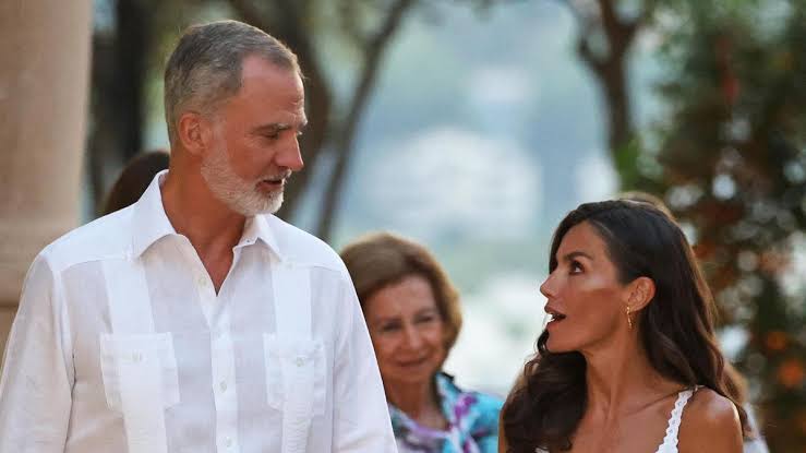 Felipe VI y Letizia interrumpen sus vacaciones privadas por los incendios  en España