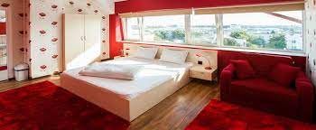 Astfel, pe langa ca vor economisi bani la cazare, vor putea cunoaste si alte persoane gata sa socializeze. Hoteluri Bucuresti Cazare Bucuresti Hotel 3 Stele La Gil