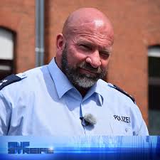 André Matthäus von "Auf Streife" wünscht euch einen schönen Freitag!