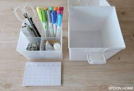 100均セリアのタフボックスは cdやdvdだけでなく小物収納に便利な商品です 中に100円ショップの仕切り ケースを入れ 文房具や薬 救急セット 化粧品など小物類を収納しました 白色のシンプルな収納グッズなのでホワイトインテリアとも相性が良いです タフボックスの