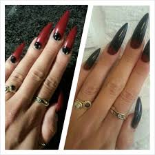 Black And Red Stiletto Nails Red Stiletto Nails With Black Moon Black Stiletto Nails With Red Moon Met Afbeeldingen Nagels