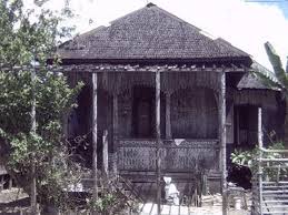 Jenis rumah yang ditinggali oleh seseorang menunjukkan status dan kedudukannya dalam ciri khas bangunan ini pada bentuk atapnya yang menjulang tinggi dengan kemiringan 45°. 11 Rumah Adat Kalimantan Selatan Serta Penjelasannya Tambah Pinter
