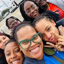 2023-2024 Capitol Heights Middle School Uniform and Backpack Policy  2023-2024 Política de uniformes y mochilas de la escuela secundaria de  Capitol Heights