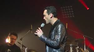 Vive toujours il faut qu'il meure. Requiem Pour Un Fou Jean Baptiste Guegan La Voix De Johnny Au Casino Casino Jean Baptiste Chanteurs Francais