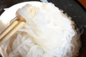 Beras shirataki ini sangat cocok untuk anda yang sedang diet agar tetap kenyang dan tetap sehat. 4 Manfaat Mie Shirataki Alternatif Sehat Bagi Yang Doyan Makan Mi