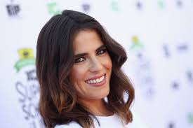 Karla Souza comparte foto amamantando a sus dos hijos y asegura sentirse  como una guerrera