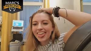 Geht nicht bei allen, abhängig von der zungenform. Unglaublich Zungenacrobat Trotz Frischem Snake Eyes Zungenpiercing Marc S Piercing Tv Youtube