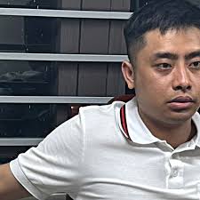 Bùi Đình Khánh: Đằng sau vẻ ngoài hào nhoáng, 'sang chảnh'