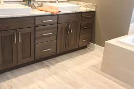Https I Pinimg Com Originals E8 Ea 67 E8ea67fe59305eff21c68fdc437535 In 2021 Luxury Vinyl Plank Flooring Kitchen Vinyl Plank Flooring Kitchen Vinyl Flooring Bathroom