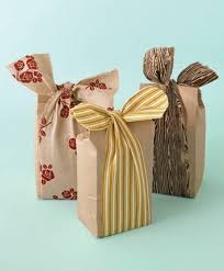 Le sac kraft, le sachet à soufflet et les boites en carton peuvent être personnalisés selon vos envies. Decorer Un Petit Sachet Kraft Idees Originales Pour Un Sac Cadeaux Archzine Fr