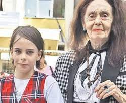 31 mai 1938, craiova, românia) este un fost profesor universitar de literatură română și autoare de povești pentru copii, cunoscută mai ales pentru faptul că a fost până la 29 decembrie 2006 cea mai vârstnică femeie din lume care a dat naștere unui copil. Exclusiv Adriana Iliescu In Colaps Pandemia De Coronavirus A Adus O In Pragul SÄƒrÄƒciei Din Ce A Ajuns SÄƒ TrÄƒiascÄƒ Cea Mai BÄƒtranÄƒ MamÄƒ Din Romania Impact