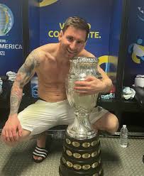 The barcelona captain, who is still out of contract and without a club, furiously shouted towards the colombian after his penalty was saved. Jl4cmukl Nokmm