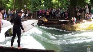 Lying in the sun, taking a bath, admiring ducks, or fish swimming in crystal clear waters, visiting historic buildings, playing sports, relaxing in playgrounds, enjoying a local beer, or a vegan dish at the fräulein grüneis … who would have never thought, in the englisher garten you can even surf. Surfen Im Englischen Garten Munchen Youtube