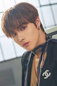 Jin yonghoon vocal king jin yonghoon 👁👅👁 king to be freaking honest, it is just a compilation of onewe losing his mind over his greasy hyung. Yonghoon De Onewe Photo Card Printing Beautiful Boys Korean Actors
