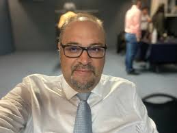 Qué tal el tío en guapo con todo y corbata… Aquí es donde aplica la frase  de “La comedia es algo serio” jajaja. Les comparto esta imagen en el set  grabando algo