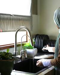 Untuk suatu urusan keluarga, ia bersama anaknya yang masih berusia 6 tahun pulang ke yogya tanpa disertai suaminya. Wonderdewi Putrajaya Isteri Merajuk Penat Tu Suami Tak Tahu Nak Pujuk Ke Facebook