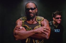 Yo se que al final ami no me olvida tan si quiera un poco al final. Booker T Stars In Bad Bunny S New Music Video Billboard