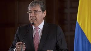 Allí es atendido por el equipo médico, dirigido por la brigadier general. Ce1r Yy5irspgm