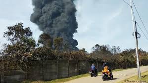 Saat itu kondisi cuaca sedang terjadi hujan lebat ratusan warga melakukan evakuasi ke tempat aman menjauhi lokasi kebakaran kilang balongan milik pt pertamina (persero) di indramayu, jawa barat. Pzowuppbex9dbm