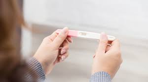 Das ausbleiben der regelblutung einige zeit nach dem letzten ungeschützten geschlechtsverkehr gilt für viele frauen als zuverlässiges schwangerschaftsanzeichen in den ersten wochen. Schwangerschaftsanzeichen Bin Ich Schwanger Eltern De