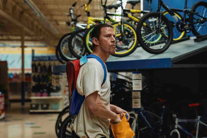 15 Celebrities Who Had Regular Jobs Before Becoming Famous