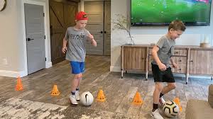 Il s'agit ici de tirer des ballons de foot tout droit sur l'arbitre. Continuez A Faire Du Foot En Confinement Le Blog De Click